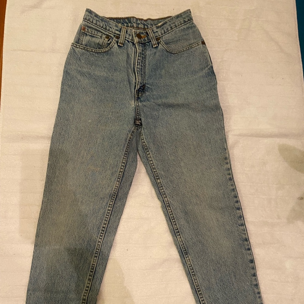7/8 length worn Levi skinny jeans